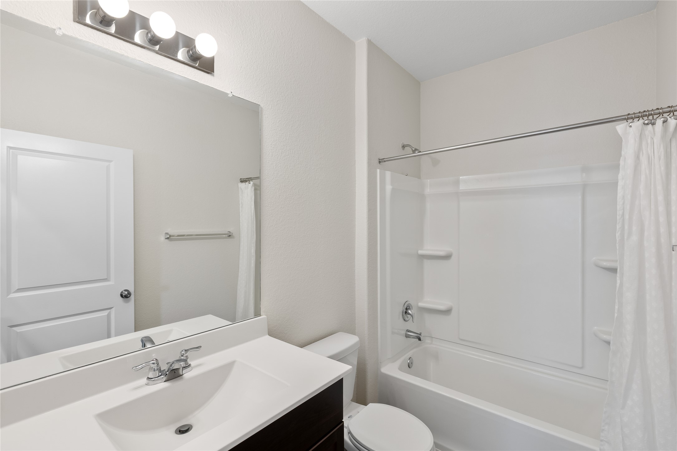 7101 Spirit Hill Road Austin, TX 78744 - Photo 26 of 40 Secondary full bath