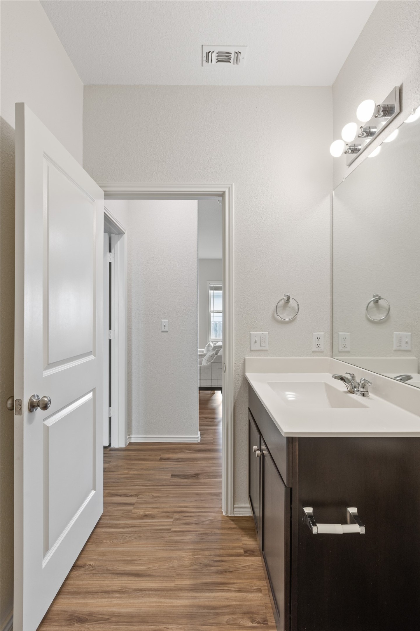 7101 Spirit Hill Road Austin, TX 78744 - Photo 27 of 40 Secondary full bath