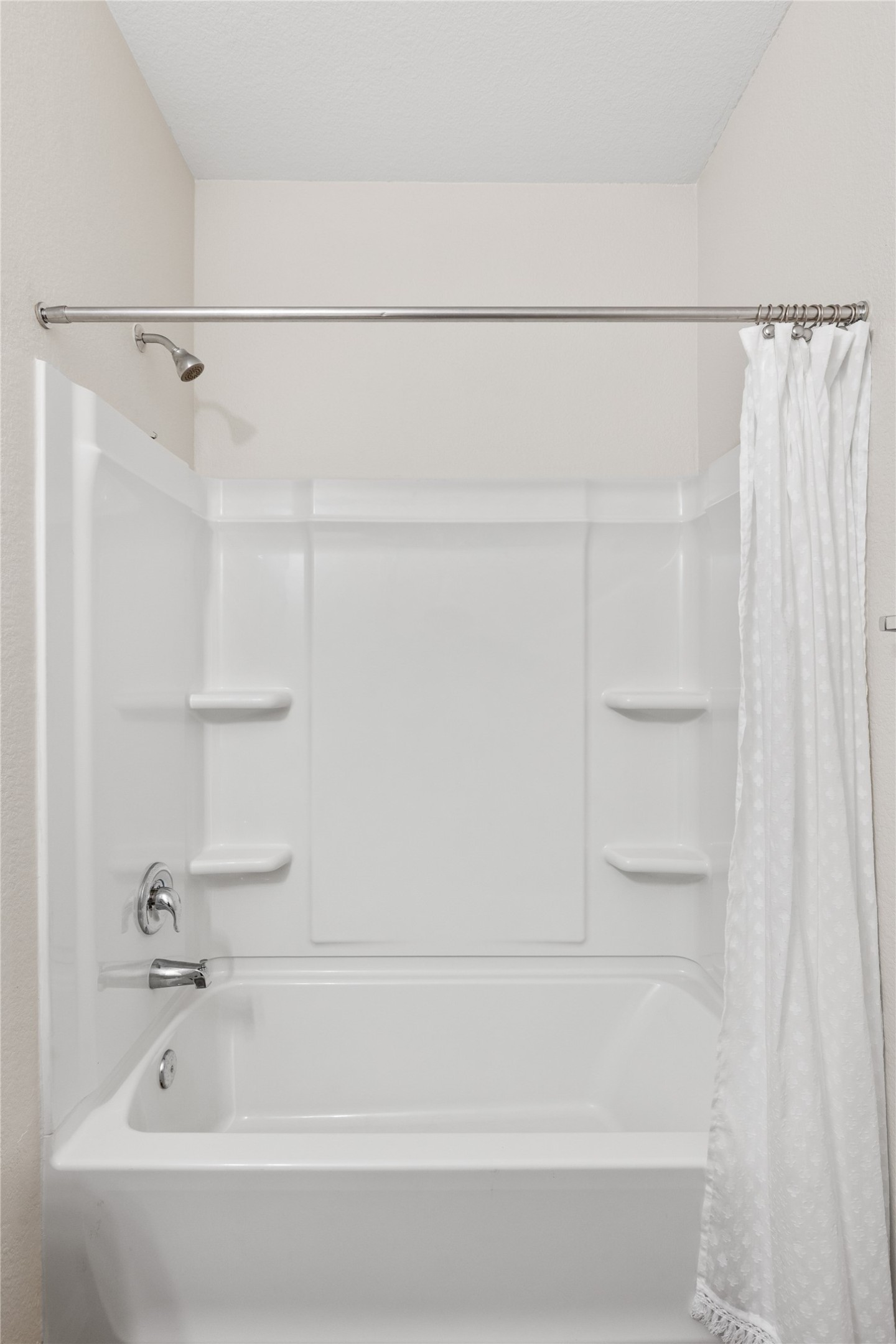 7101 Spirit Hill Road Austin, TX 78744 - Photo 28 of 40 Secondary full bath