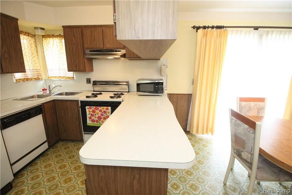 25250 Alex Street Center Line, MI 48015 - Photo 9 of 26