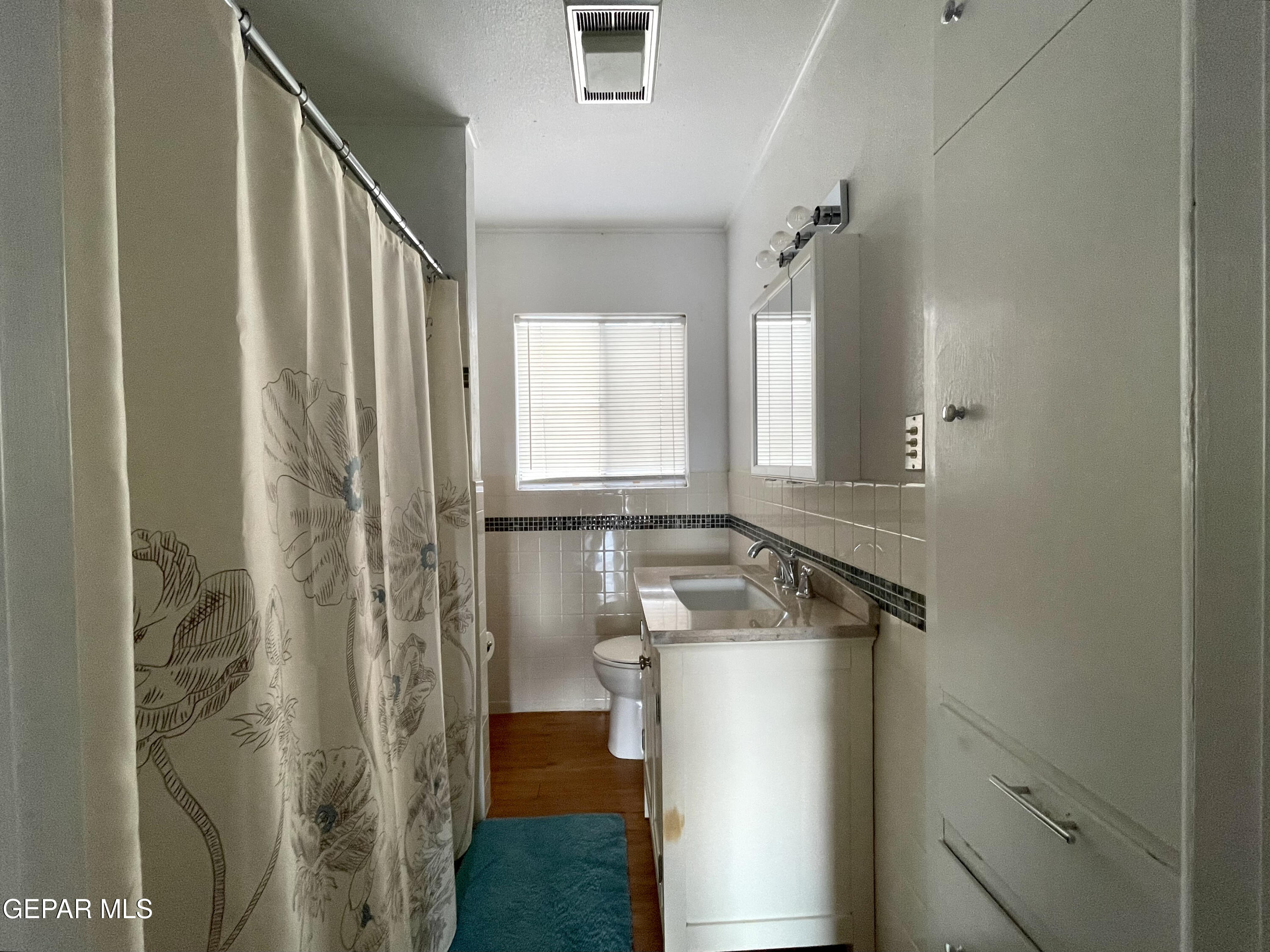 709 West Waco Street Broken Arrow, OK 74011 - Photo 7 of 9 Bathroom1