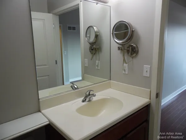 $4,000 | 111 North Ashley Street, Unit 901, Ann Arbor, MI 48104