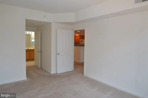 $1,950 | 4490 Market Commons Drive, Unit 412, Fairfax, VA 22033