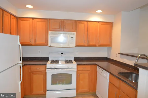 $1,950 | 4490 Market Commons Drive, Unit 412, Fairfax, VA 22033