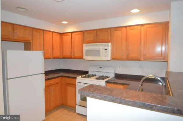 $1,950 | 4490 Market Commons Drive, Unit 412, Fairfax, VA 22033