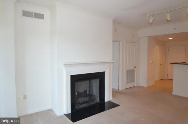 $1,950 | 4490 Market Commons Drive, Unit 412, Fairfax, VA 22033