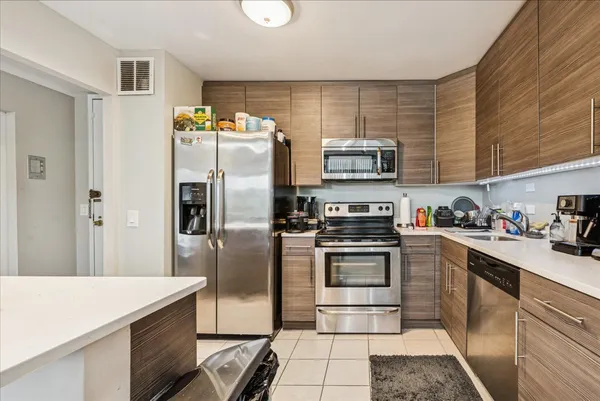 $195,000 | 5445 North Sheridan Road, Unit 306, Chicago, IL 60640