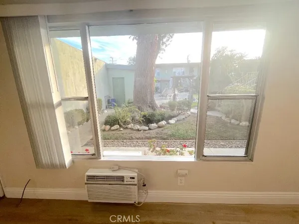 a view of window in an empty room