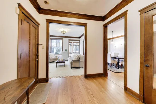 $4,500 | 433 West Melrose Street, Unit 1, Chicago, IL 60657