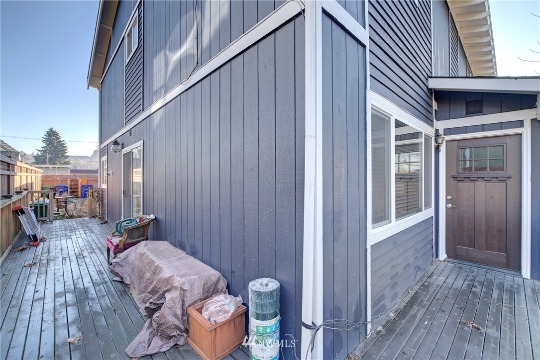 126 Pelly Avenue North, Unit AB Renton, WA 98057 - Photo 15 of 23 a backyard of a house with wooden floor