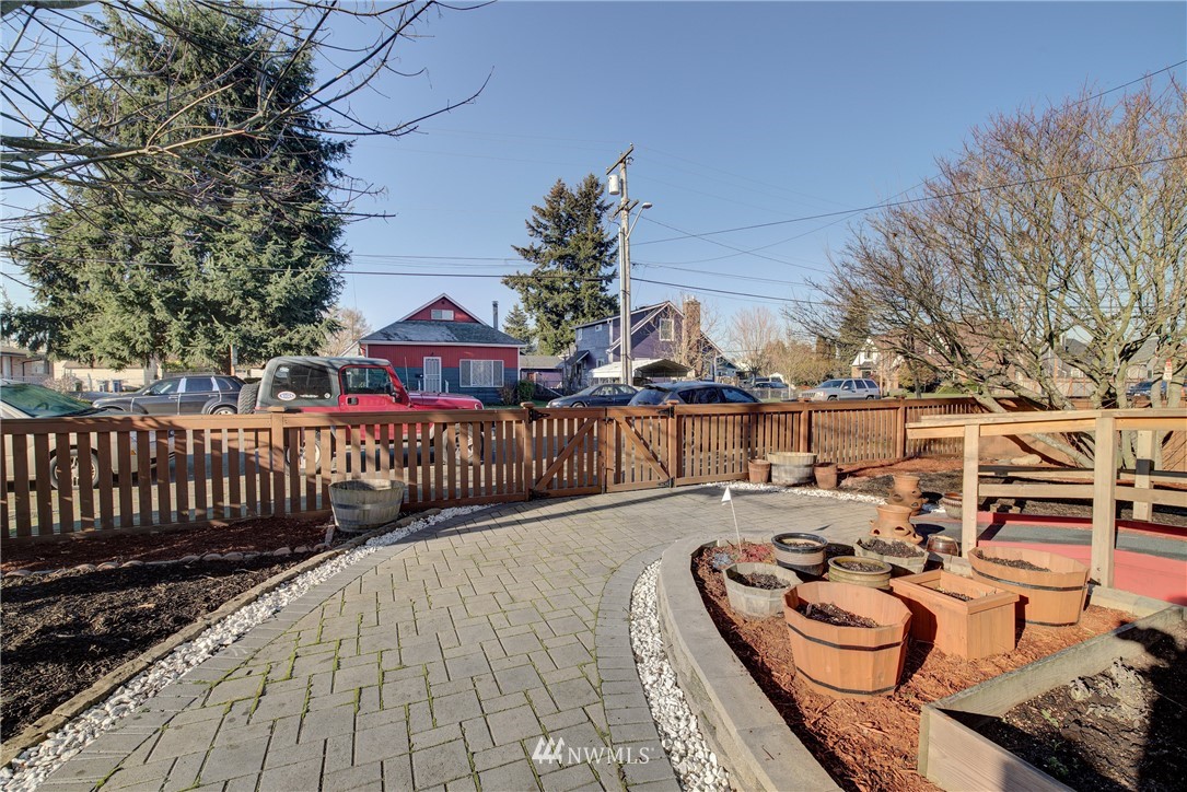126 Pelly Avenue North, Unit AB Renton, WA 98057 - Photo 19 of 23 a view of a chairs and tables in the balcony