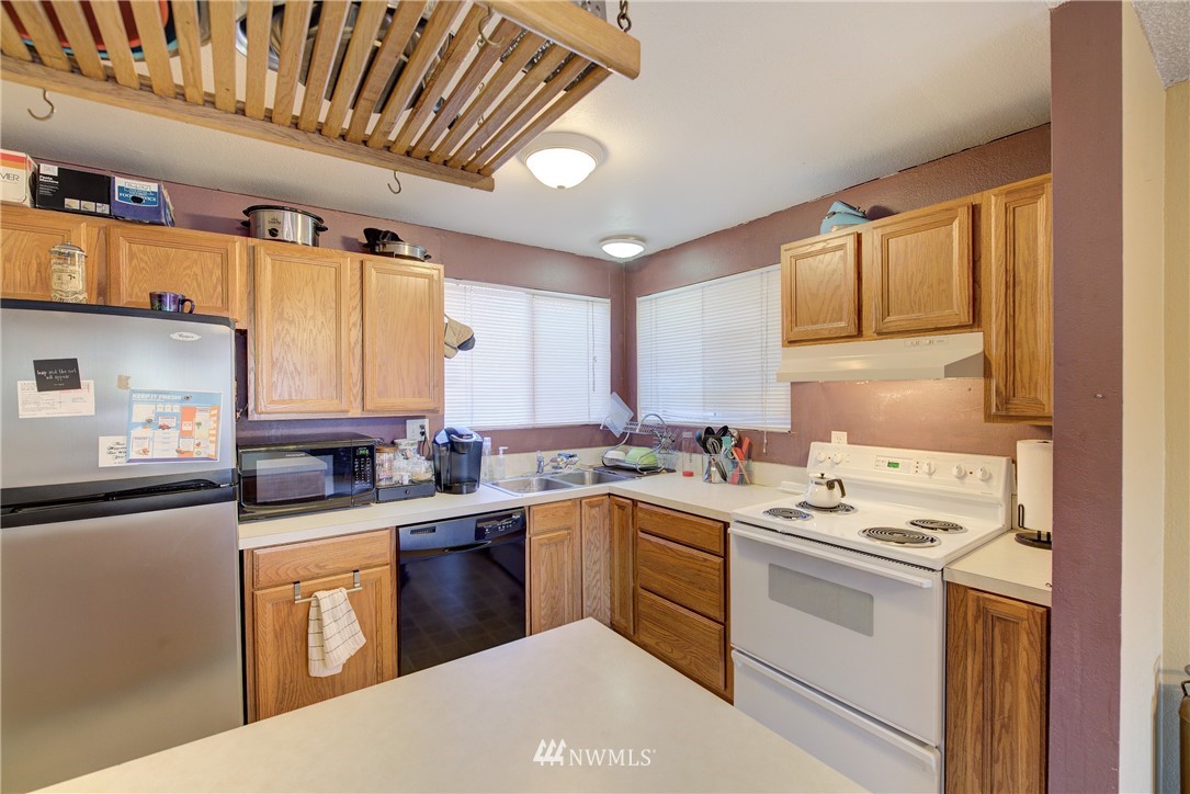 126 Pelly Avenue North, Unit AB Renton, WA 98057 - Photo 7 of 23 a kitchen with a sink stove and cabinets