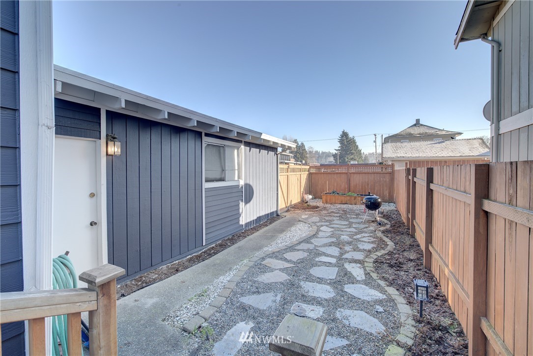 126 Pelly Avenue North, Unit AB Renton, WA 98057 - Photo 9 of 23 a view of entryway