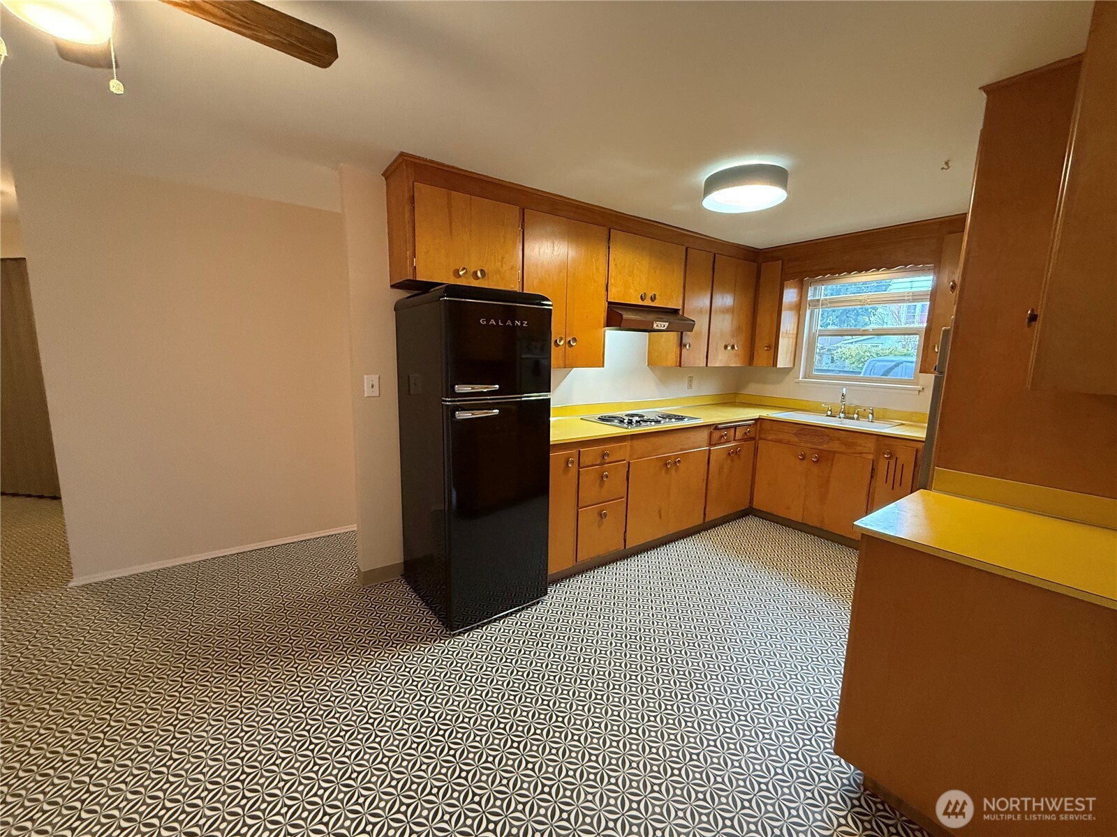 520 Sumner Avenue, Unit 524 Sumner, WA 98390 - Photo 14 of 20 a kitchen with stainless steel appliances granite countertop a refrigerator and a sink