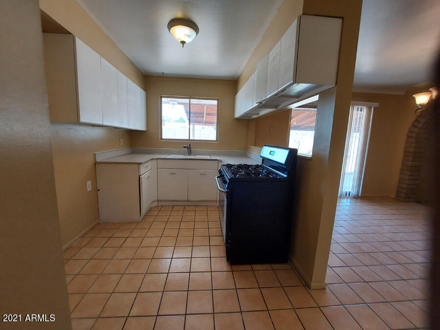 331 Danbury Road Kearny, AZ 85137 - Photo 3 of 19 331 D Kitchen