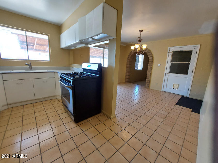 331 Danbury Road Kearny, AZ 85137 - Photo 4 of 19 331 D Kitchen, Dining Room