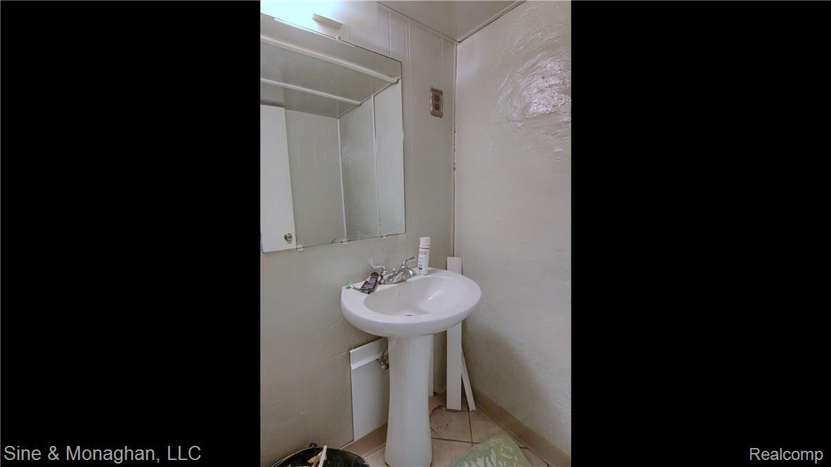 951 Roslyn Road Grosse Pointe, MI 48236 - Photo 22 of 29 Finished_Lower_Level_Half_Bath.jpg