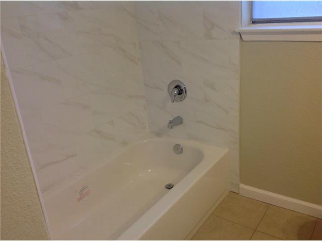 1601 Rutland Drive, Unit A Austin, TX 78758 - Photo 5 of 7 a bathroom with a bathtub
