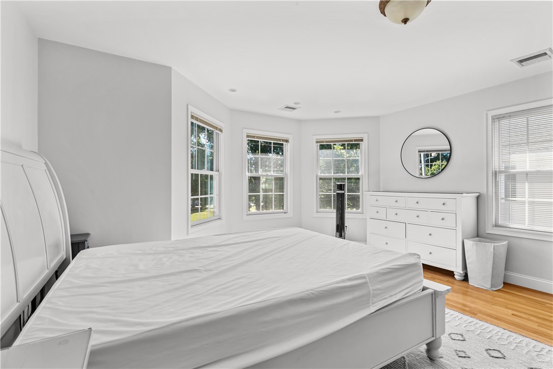 17 Clinton Street Newport, RI 02840 - Photo 11 of 33