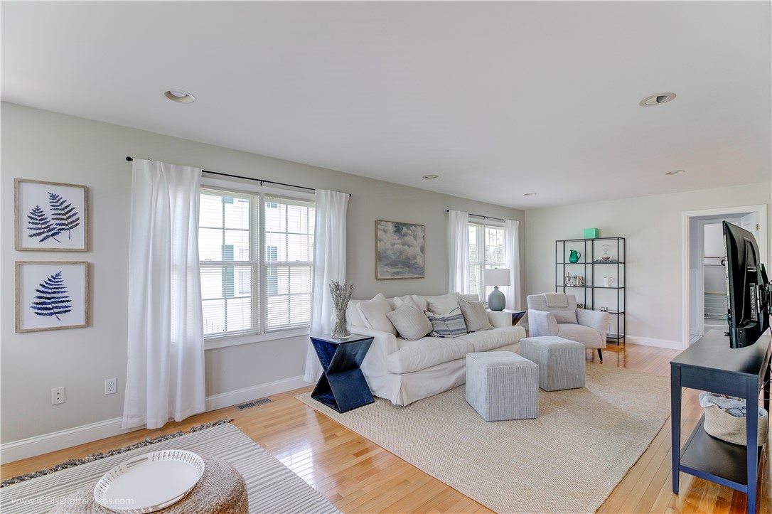 17 Clinton Street Newport, RI 02840 - Photo 2 of 33