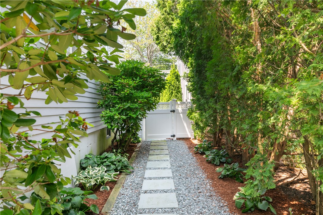 17 Clinton Street Newport, RI 02840 - Photo 25 of 33