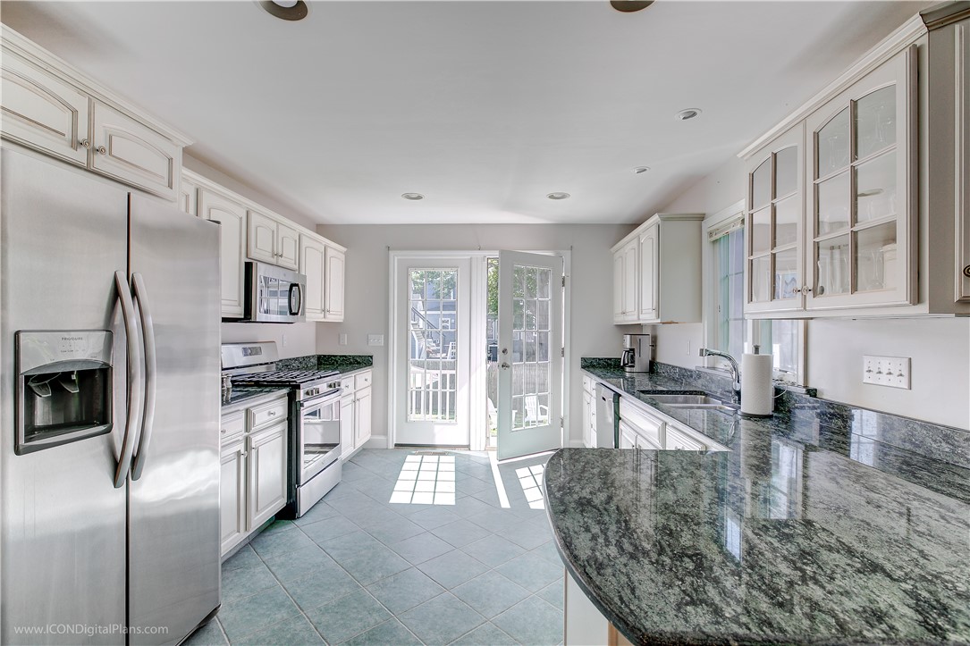 17 Clinton Street Newport, RI 02840 - Photo 6 of 33