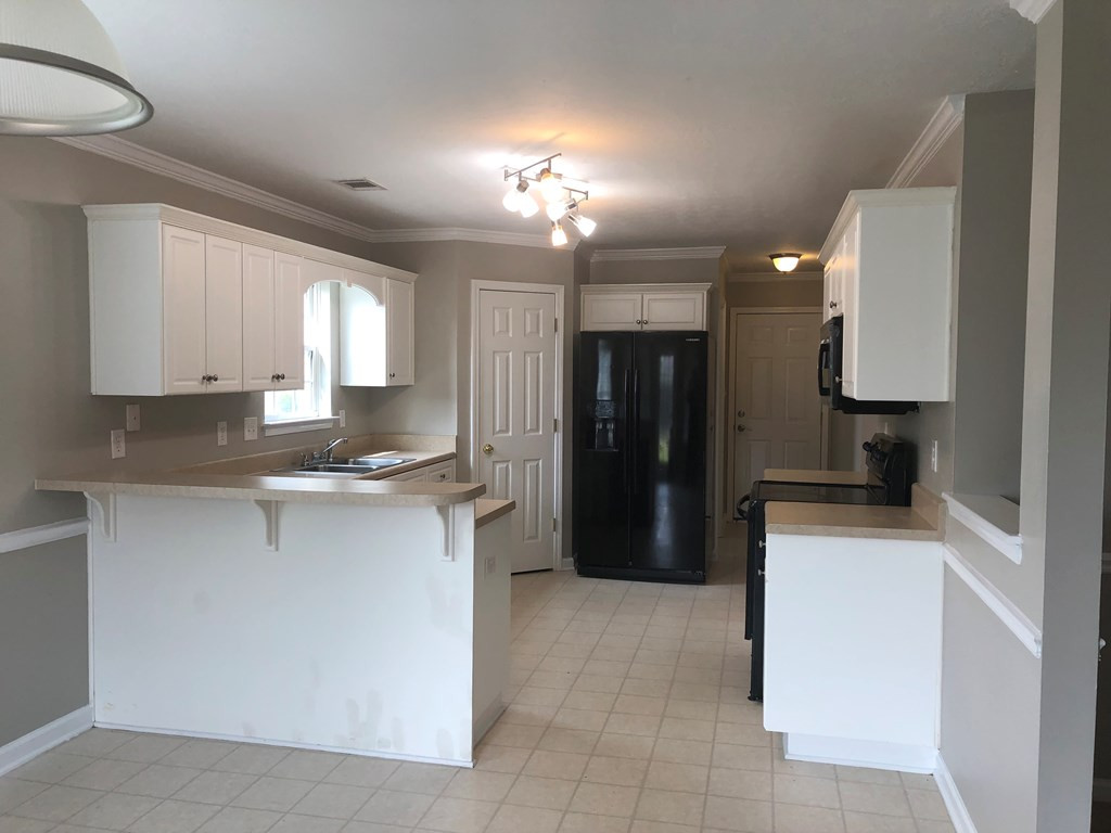 5007 Reynolds Way Grovetown, GA 30813 - Photo 8 of 38 Bright and sunny kitchen