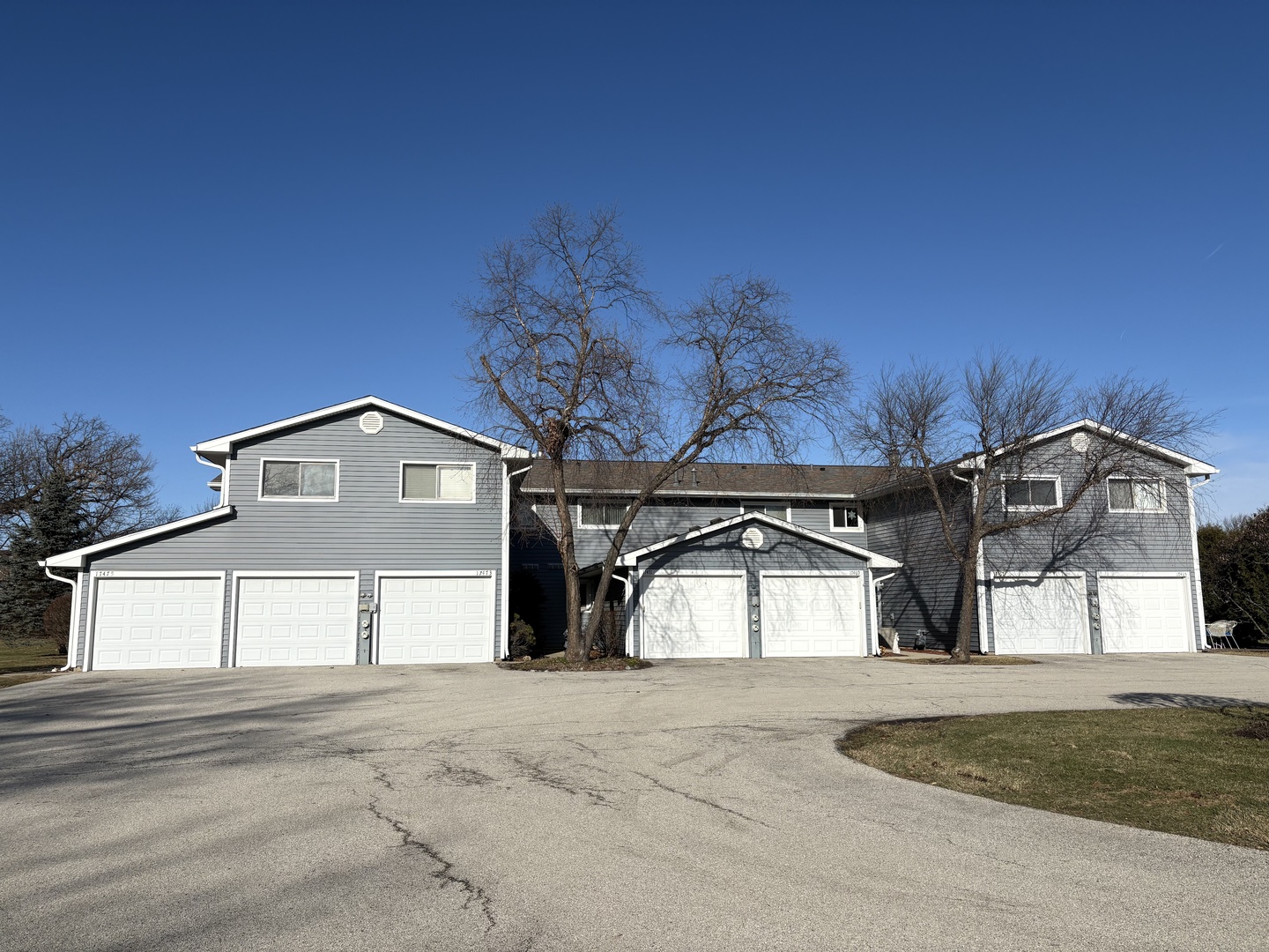 17475 Chestnut Lane Gurnee, IL 60031 - Photo 11 of 17 a front view of a house with garden