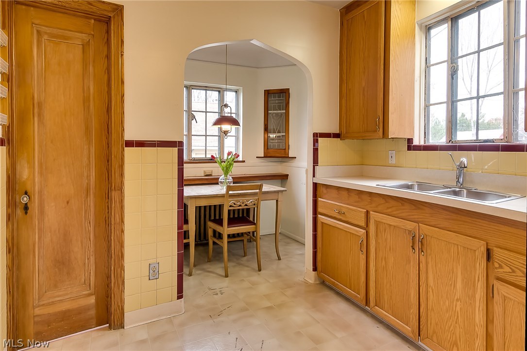 18012 Maplecliff Road Cleveland, OH 44119 - Photo 5 of 23 Cozy breakfast nook!