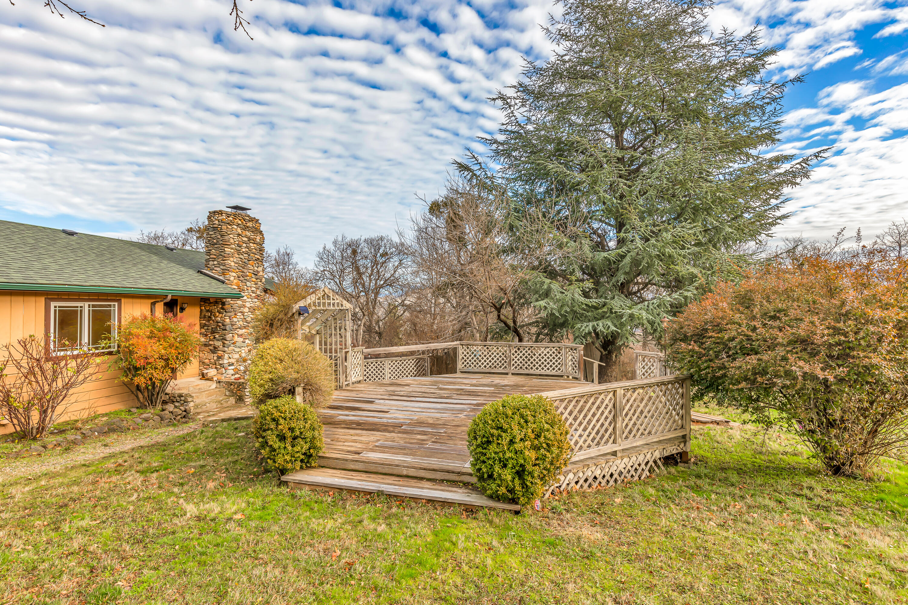 4260 Clayton Road Ashland, OR 97520 - Photo 33 of 41 Deck