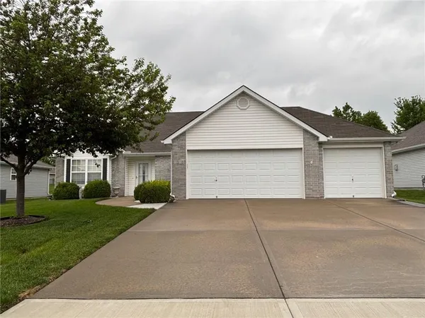$325,000 | 1016 Carlisle Drive, Raymore, MO 64083