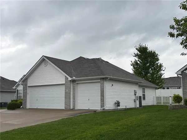 $325,000 | 1016 Carlisle Drive, Raymore, MO 64083