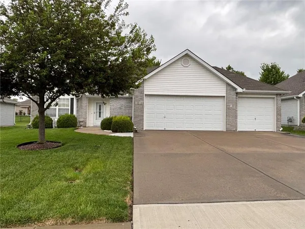 $325,000 | 1016 Carlisle Drive, Raymore, MO 64083