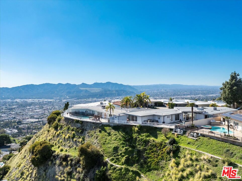 1975 Deermont Road Glendale, CA 91207 - Photo 37 of 42 a view of a city