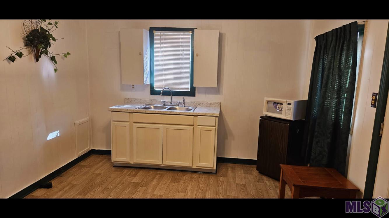 704 Ash Street Franklin, LA 70538 - Photo 3 of 13 Kitchen / Den