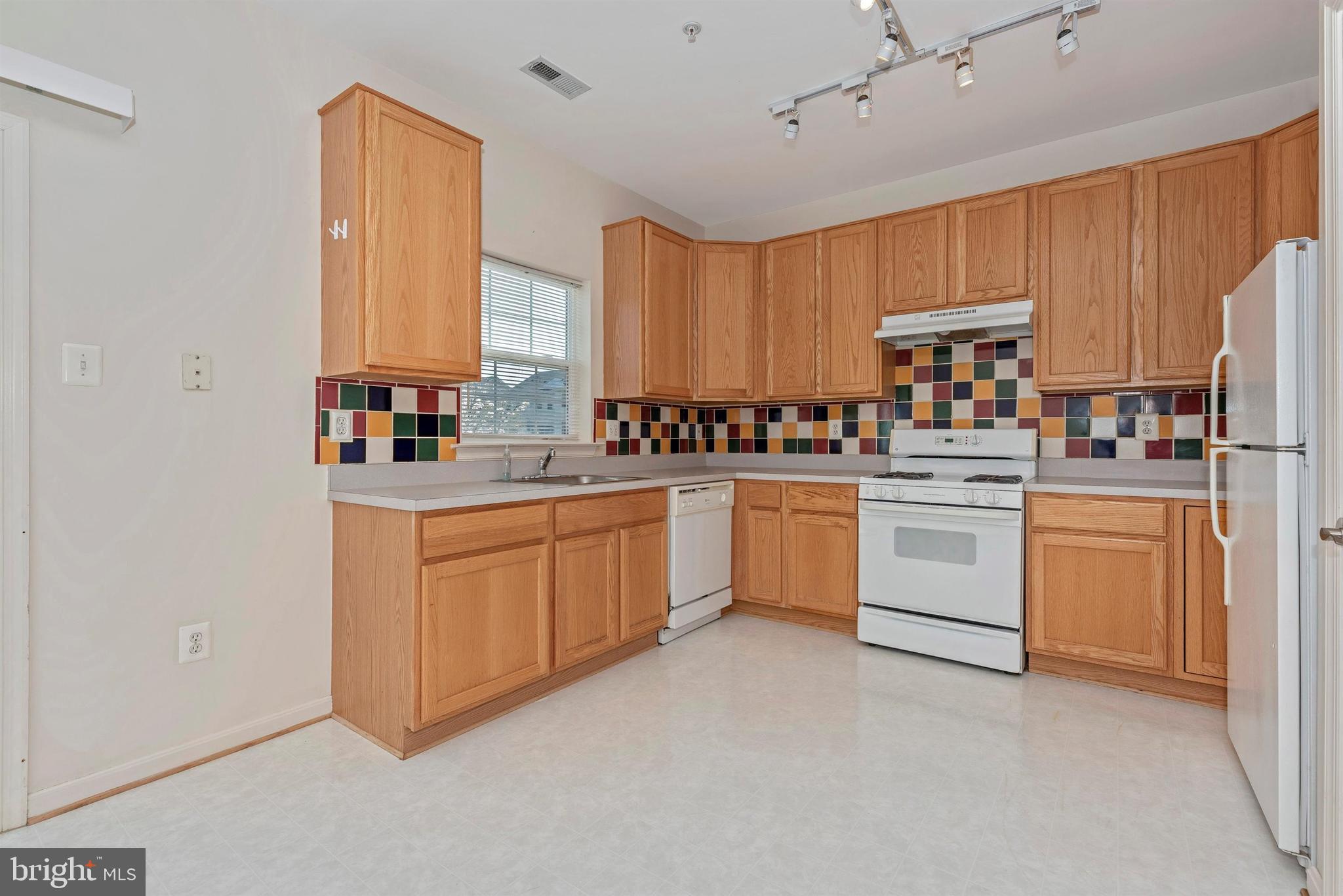 604 Wild Hunt Road Frederick, MD 21703 - Photo 14 of 34 Kitchen with Tile Backsplash and Breakfast Area