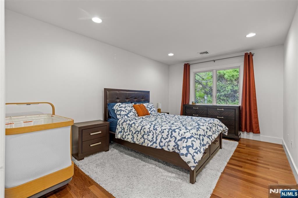 7 Oakdene Terrace, Unit 7 Edgewater, NJ 07020 - Photo 22 of 30 a bedroom with a bed and a window
