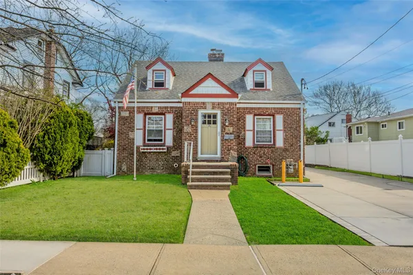 $799,000 | Undisclosed Address, Lynbrook, NY 11563