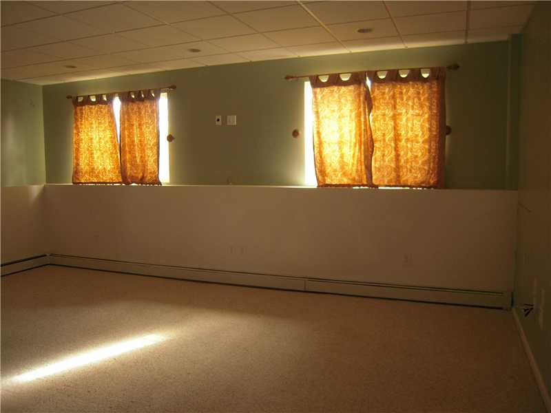 80 Maple Street Coventry, RI 02816 - Photo 15 of 16 Den/Family/Great Room.