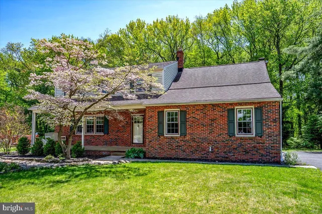 a view of house with a yard