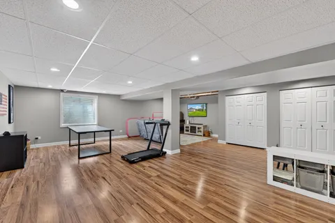 a view of a livingroom with furniture and a ceiling fan
