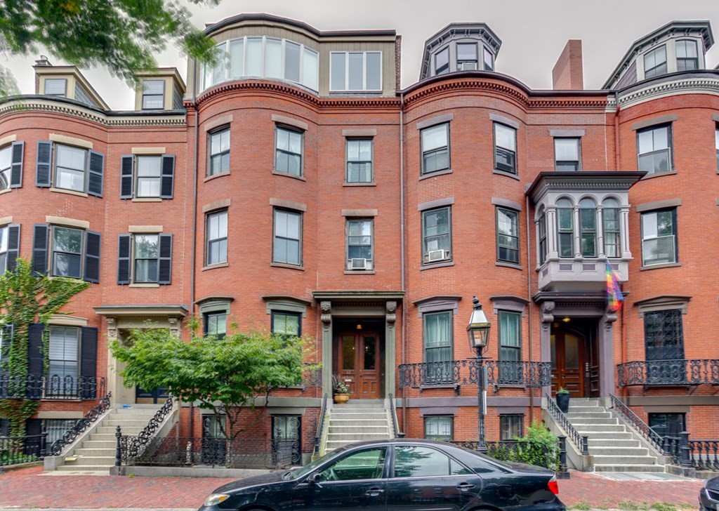 32 Union Park, Unit 2 Boston, MA 02118 - Photo 16 of 19 a front view of a residential apartment building with a yard