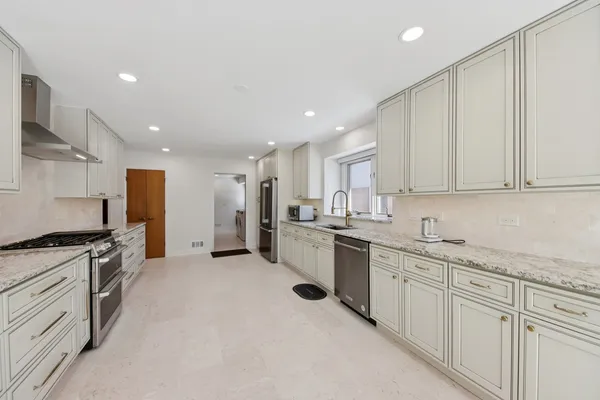 $1,299,900 | 3623 Pebble Beach Road, Northbrook, IL 60062
