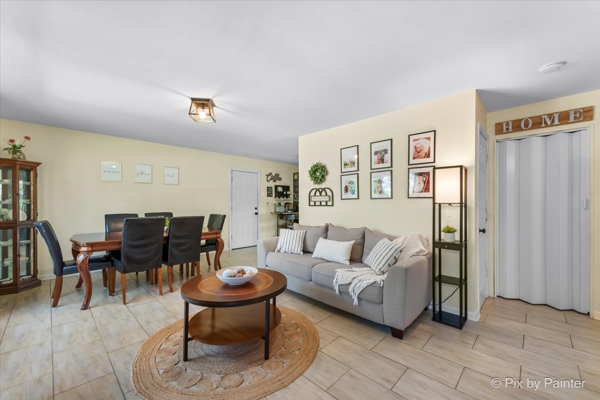 180 Arrowhead Trail Carol Stream, IL 60188 - Photo 3 of 16