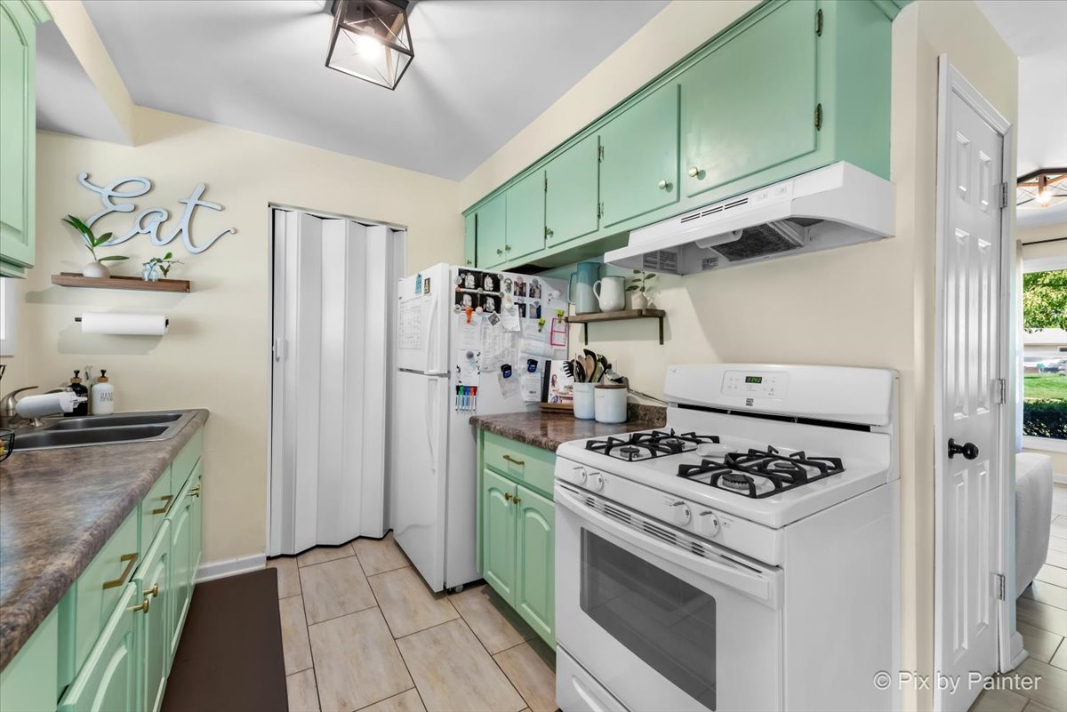 180 Arrowhead Trail Carol Stream, IL 60188 - Photo 4 of 16