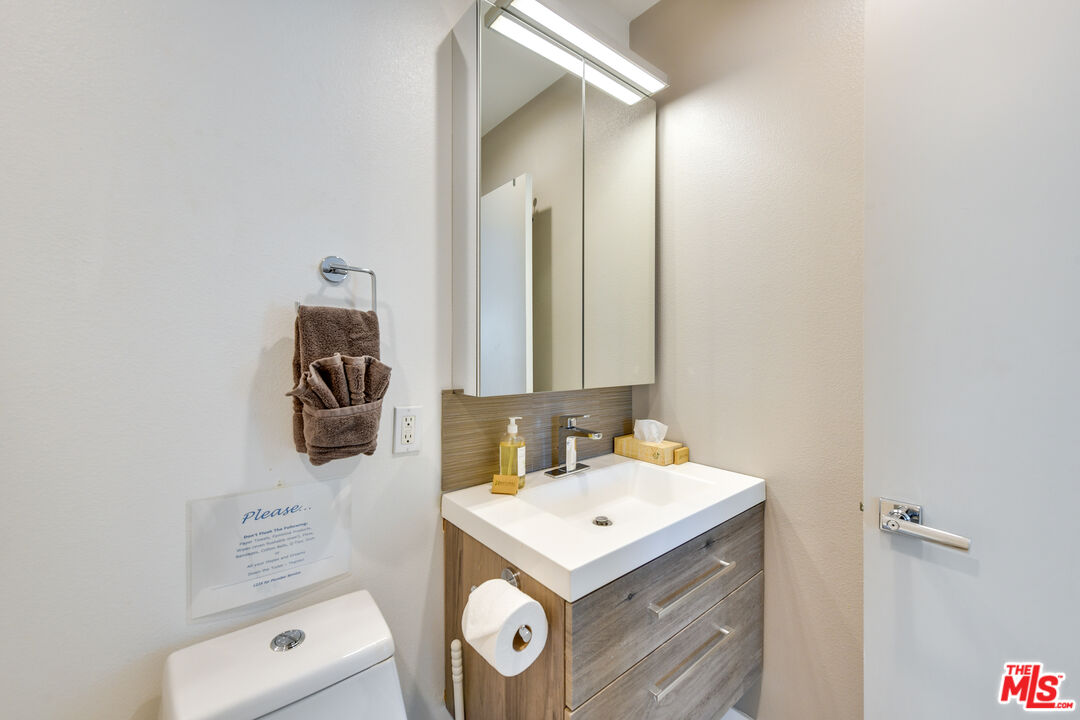 2146 North Blando Road Palm Springs, CA 92262 - Photo 20 of 31 a bathroom with a sink toilet and mirror