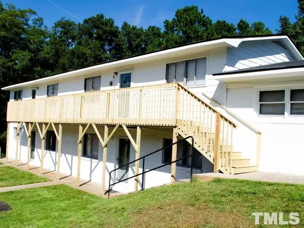 a view of a house with backyard