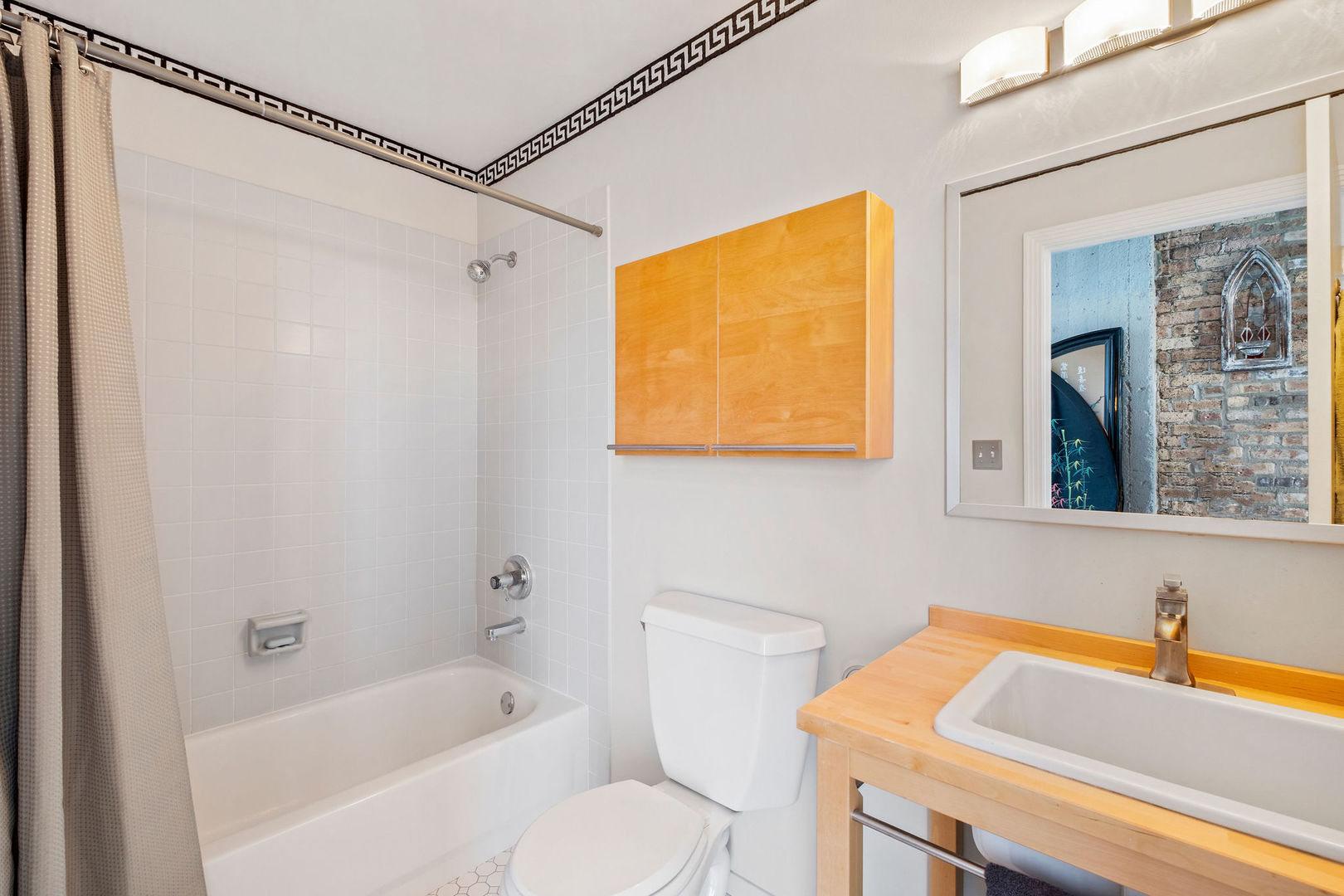 1601 West School Street, Unit 511 Chicago, IL 60657 - Photo 15 of 23 a bathroom with a sink and a bathtub