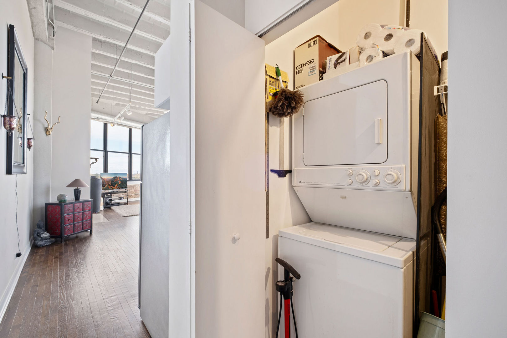 1601 West School Street, Unit 511 Chicago, IL 60657 - Photo 17 of 23 a utility room with dryer and washer