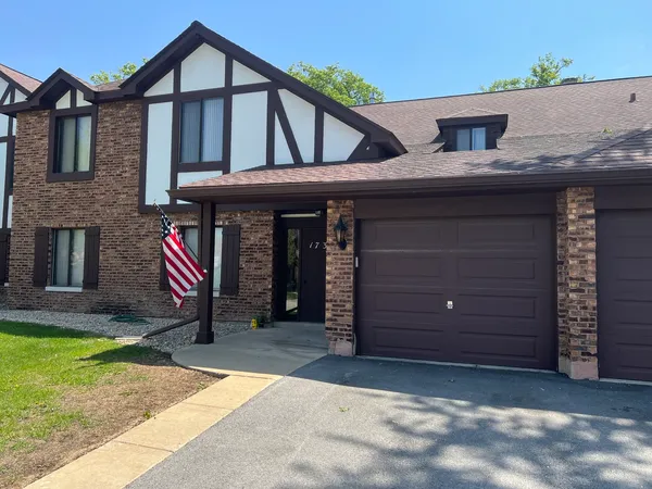 $2,400 | 1737 Harrow Court, Unit B, Wheaton, IL 60189